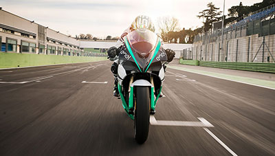 скорость спортивного электромотоцикла, фото Mybro